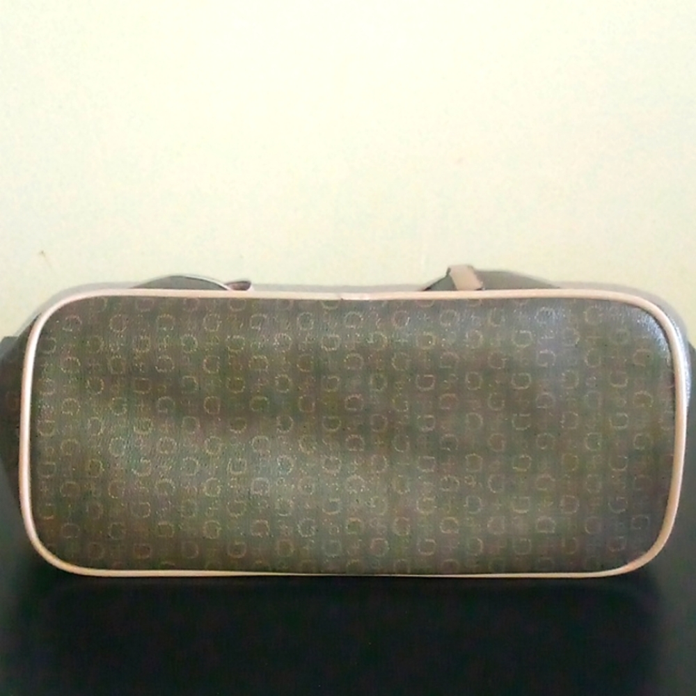 Guess - Picture 4 of 7